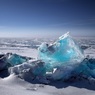 Теплоход с 127 пассажирами застрял во льдах по пути в Сахалин
