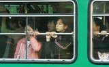 В Китае автобус с пассажирами провалился под землю прямо на остановке