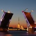 В Петербурге водитель на машине попытался перепрыгнуть через разведённый мост