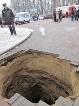 Под Оренбургом грузовик провалился под землю на 6 метров