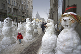 Снежный человек приносит в города леденящий ужас (ФОТО)