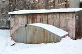 В Томске ребёнка задавило упавшим с гаража снегом