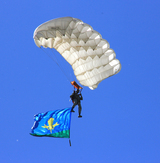 В Краснодарском крае после прыжка с парашютом пропали три десантника