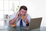 Офисные работники заедают стресс вредными продуктами