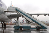 В Домодедово стюардесса выпала из самолета после отгона трапа