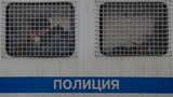 Сдавшегося полиции захватчика банка в Москве повезли на допрос