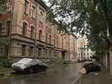 Ураганый ветер в Петербурге срывает крыши и крушит деревья