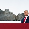 Президент в защитной маске: Трамп впервые надел ее на публике