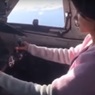 И снова смертельные игры: пилот разрешил девушке "порулить" самолётом с пассажирами
