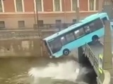 В Петербурге три человека погибли при падении автобуса в Мойку