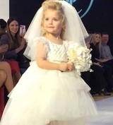 Дочка Аллы Пугачевой произвела фурор на показе мод в свадебном платье