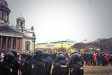 Десятки участников антивоенного митинга задержаны в Петербурге