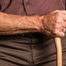 Частые падения пожилых людей не связаны с преклонными возрастом, выяснили медики