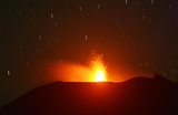 Огненные страсти: вулкан встал на пути торнадо (ФОТО, ВИДЕО)