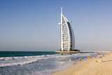 На пляжах Дубая инвалиды могут купаться в плавучих креслах