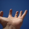 Специалисты раскрыли причину хруста пальцев
