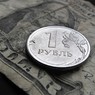 Официальный курс рубля незначительно снизился к доллару и евро