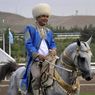 В Ашхабаде установили позолоченную 21-метровую статую президента Туркменистана
