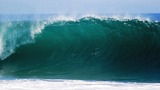 Во время соревнований на Гавайях серфер сорвался с гигантской волны (ВИДЕО)