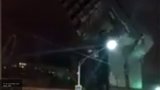Очевидцы сняли на видео обрушение бизнес-центра на проезжую часть на севере Москвы
