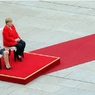 После недавних приступов Меркель на встрече с премьером Молдавии слушала гимн сидя