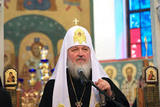 Патриарх Кирилл отказался жать руку роботу Фёдору (ВИДЕО)