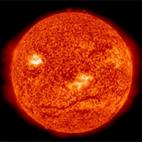 Уфолог заметил на снимках НАСА НЛО, «греющиеся» у Солнца (ВИДЕО)
