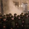 В Киеве митингующие громят "Альфа-банк" и офис Ахметова