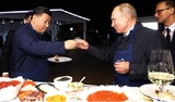 Путин и Си Цзиньпин попробовали блины с икрой и водкой во Владивостоке