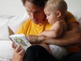Дети развиваются лучше, если сказки на ночь им читают отцы