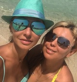 Фанаты обсуждают Татьяну Навку в бикини с дочкой на пляже