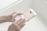 Создан смартфон, выдерживающий мытье горячей водой с мылом (ВИДЕО)