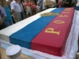 В Якутии толпа чиновников уничтожила гигантский торт, предназначенный для сирот