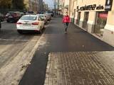 На улице Пречистенка в центре Москвы закатали в асфальт новую тротуарную плитку