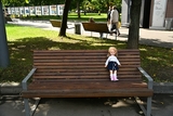 Пользователь сети показал жуткую куклу с «живыми» глазами на кладбище