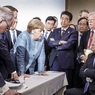 Захарова прокомментировала взорвавшее соцсети фото с саммита G7