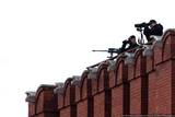 За маршем с воздуха наблюдает вертолет, с реки – катер, со стен Кремля - снайперы