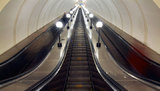 В московском метро пассажир провалился в эскалатор