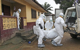 В столице Либерии не успевают кремировать всех жертв Эболы