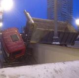 Грузовик на полном ходу врезался в подземный переход в Москве