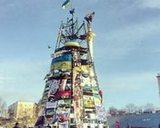 Скоро снова Новый год: елку на Майдане решили не разбирать