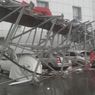 В Омске рухнувший баннер придавил 6 авто, припаркованных у ТЦ