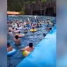 Гигантское «цунами» в китайском аквапарке попало на видео