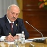 Лукашенко разрешил при получении наград биатлонистам открывать его дверь ногой
