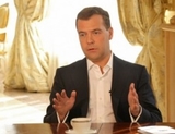 Медведев предложил бороться с ожирением чиновничьего аппарата