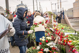 Путин пообещал защитить народный мемориал Немцову
