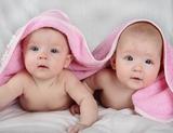 Встреча мальчика с младенцами-близняшками взорвала сеть (ВИДЕО)