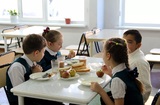 Российских младшеклассников обеспечили бесплатным питанием