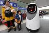 Китайский вокзал патрулирует робот-полицейский