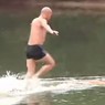 Шаолиньский монах пробежал по поверхности воды 125 метров (ВИДЕО)